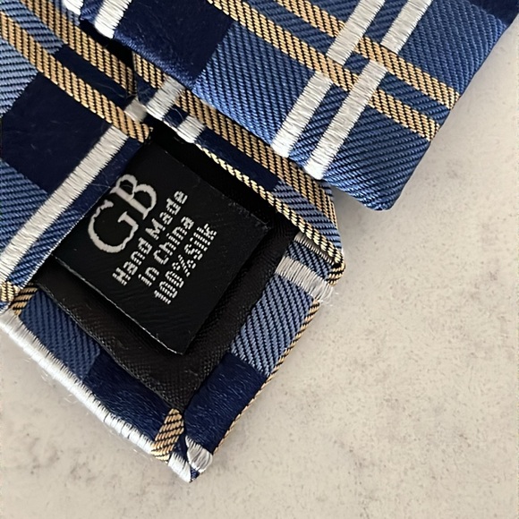 Men’s 💯 Silk Tie - Picture 3 of 5